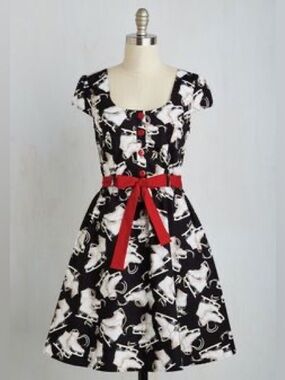 Retrolicious ice skate novelty dress size m
